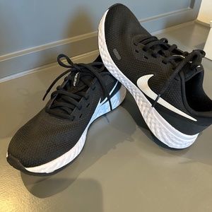 NIKE Revolution 5 Black tennis shoe, SIZE 6.5